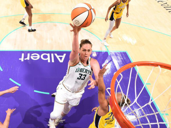 Emma Meesseman (kiri) mencetak 24 poin saat New York Liberty meraih kemenangan 105-97 atas Los Angeles Sparks pada Selasa (12/8). (Foto: AP)