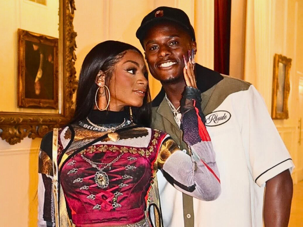 Sha’Carri Richardson (kiri) dan sang pacar Christian Coleman. (Foto: AP)