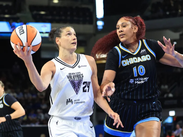 Cecilia Zandalasini (kiri) mencetak 20 poin saat Golden State Valkyries mengalahkan tuan rumah Chicago Sky 90-59 pada Jumat (15/8) malam. (Foto: AP)