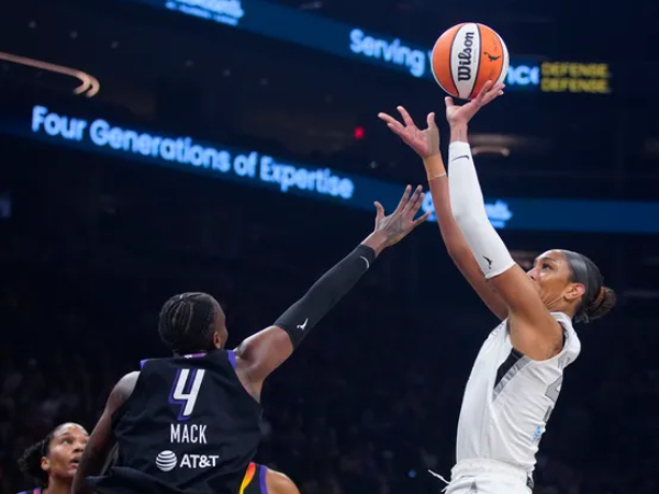 A’ja Wilson (kanan) mencetak 30 poin saat Las Vegas Aces menang 86-83 atas tuan rumah Phoenix Mercury pada Jumat (15/8) malam. (Foto: AP)