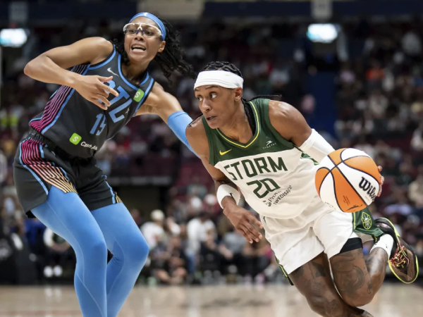 Skylar Diggins (kanan) mencetak 21 poin saat Seattle Storm meraih kemenangan 80-78 atas Atlanta Dream pada Jumat (15/8) malam di Vancouver. (Foto: AP)