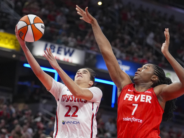 Sonia Citron (kiri) mencetak 21 poin saat Washington Mystics meraih kemenangan 88-84 atas Indiana Fever pada Jumat (15/8) malam. (Foto: AP)