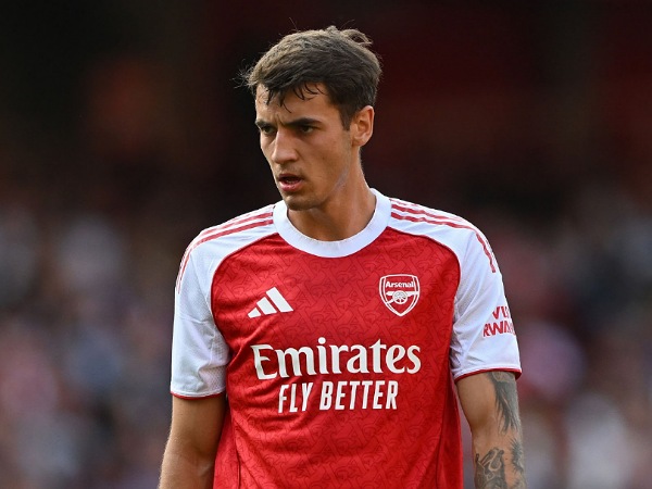 Jakub Kiwior menghadapi persaingan ketat di Arsenal