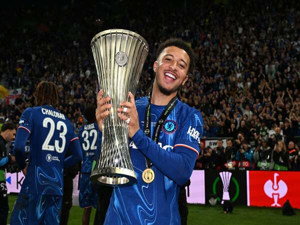 AS Roma belum bisa merampungkan transfer Jadon Sancho dari Manchester United musim panas ini, meski sudah mencapai kesepakatan harga dengan kubu Setan Merah akibat gaji tinggi yang dituntut oleh sang winger / via Getty Images