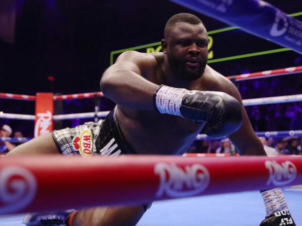Martin Bakole hanya bertahan dua ronde menghadapi Joseph Parker di Riyadh pada Februari. (Foto: Fight TV)