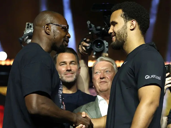 Moses Itauma (kanan) dan Dillian Whyte. (Foto: Fight TV)
