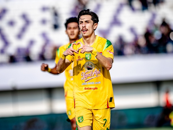 Francisco Rivera merayakan gol ke gawang Persita Tangerang