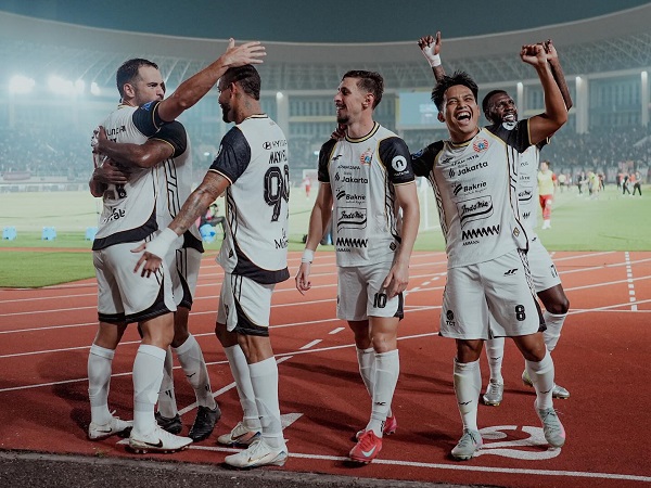 Pemain Persija Jakarta merayakan gol ke gawang Persis Solo