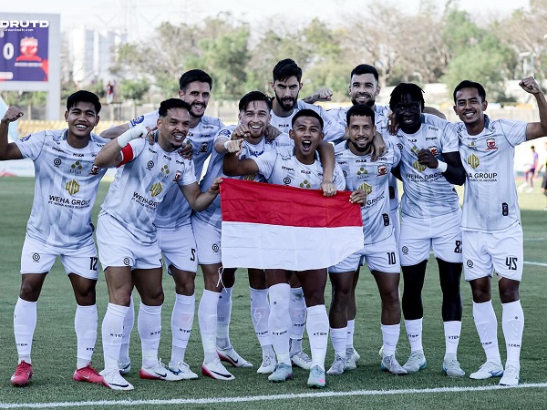 Para pemain Madura United merayakan gol dengan membentangkan bendera merah putih