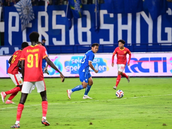 Gelandang Persib, Adam Alis