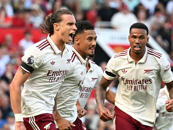 Riccardo Calafiori (kiri) mencetak gol kemenangan Arsenal atas Manchester United. (Foto: Stuart MacFarlane/Getty Images)