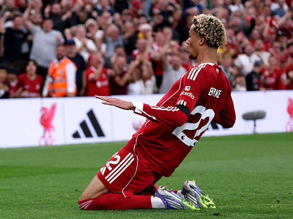 Hugo Ekitike Ungkap Arahan Arne Slot dan Perbedaan Premier League