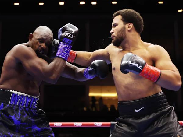 Moses Itauma (kanan) hanya membutuhkan 119 detik untuk mengamankan kemenangan profesionalnya yang ke-13. (Foto: Fight TV)