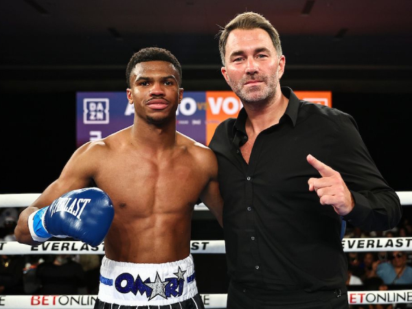 Omari Jones (kiri) dan promotor Eddie Hearn. (Foto: Fight TV)