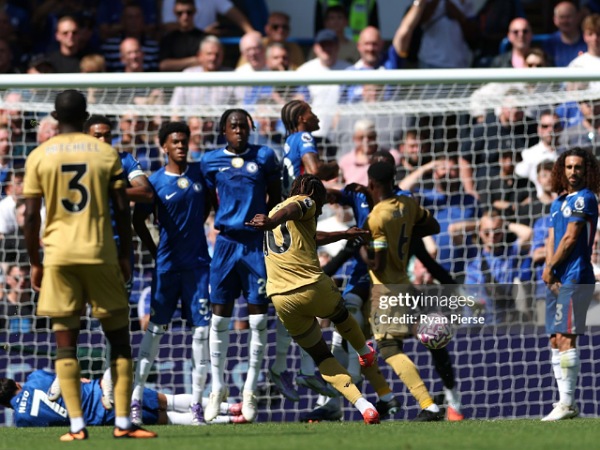 Eberechi Eze melepaskan tendangan bebas yang menjebol gawang Chelsea