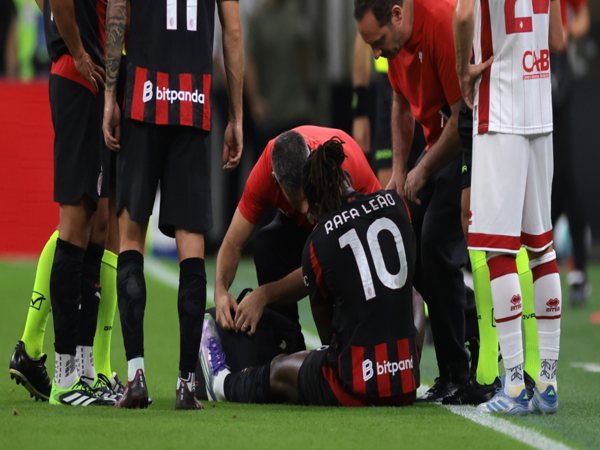 Alami cedera betis di ajang Coppa Italia akhir pekan lalu, Rafael Leao tak bisa memperkuat AC Milan di laga pembuka Serie A 2025/26 kontra Cremonese akhir pekan besok (24/8) / via Getty Images