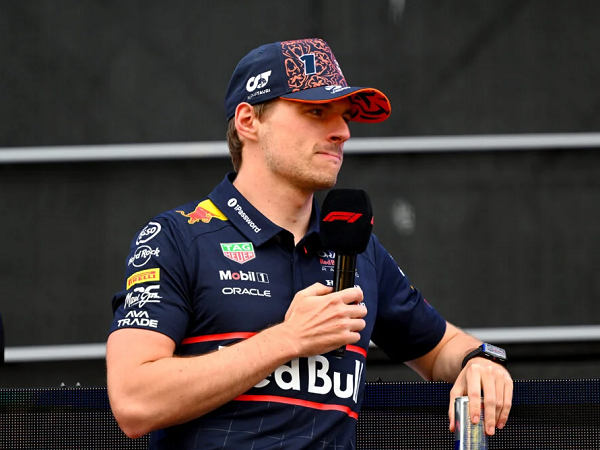 Max Verstappen pilih diam soal rumor Mercedes.