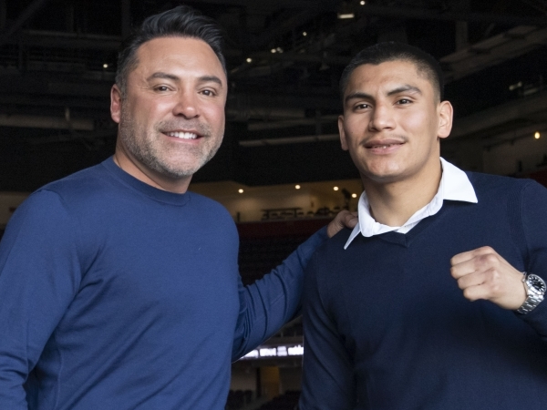 Vergil Ortiz (kanan) dan Oscar De La Hoya. (Foto: Fight TV)