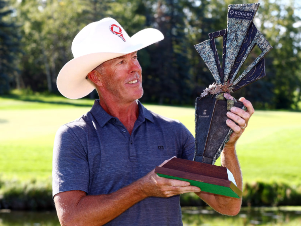 Richard Green berpose dengan trofi Rogers Charity Classic. (Foto: Golf Digest)