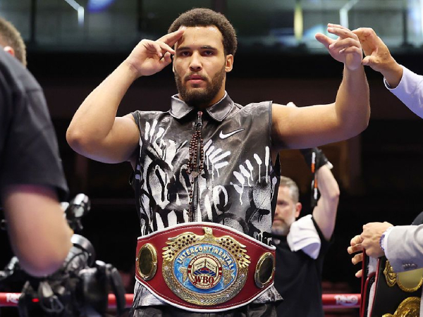Moses Itauma melakukan selebrasi setelah mengalahkan Dillian Whyte. (Foto: Fight TV)
