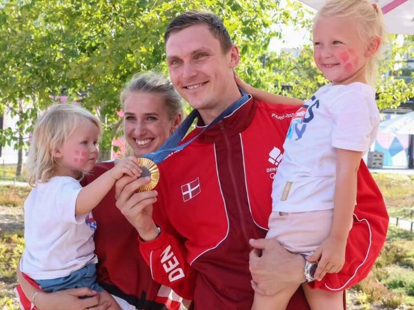 Viktor Axelsen Bersama Keluarga/[Foto:AFP]