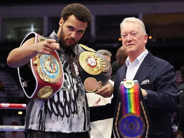 Moses Itauma (kiri) dan promotor Frank Waren. (Foto: Fight TV)