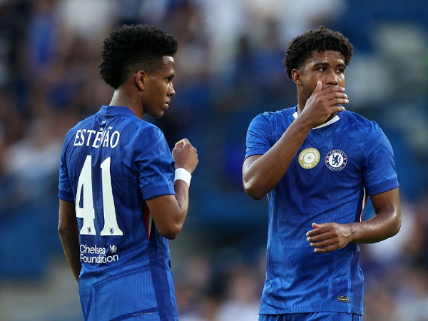 Enzo Maresca membahas situasi Estevao dan Andrey Santos di Chelsea. (Foto: Getty Images)