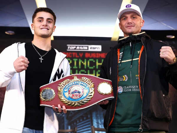 Connor Coyle (kiri) dan Vito Mielnicki Jr sebelum pertarungan mereka. (Foto: Fight TV)