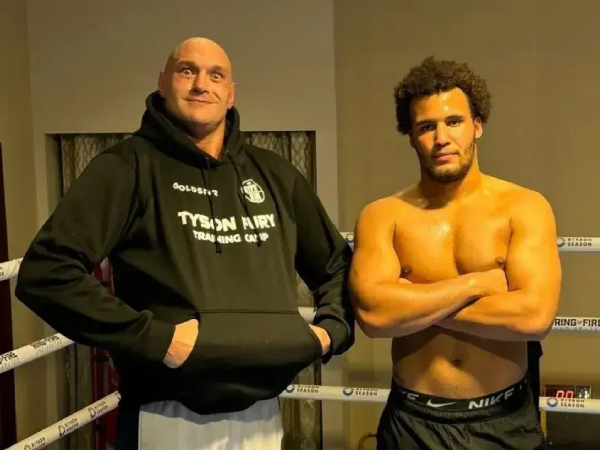 Moses Itauma (kanan) berpose bersama Tyson Fury. (Foto: Fight TV)