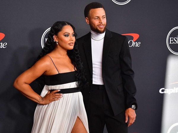 Ayesha Curry cerita soal rasa gelisahnya jadi istri pemain NBA.