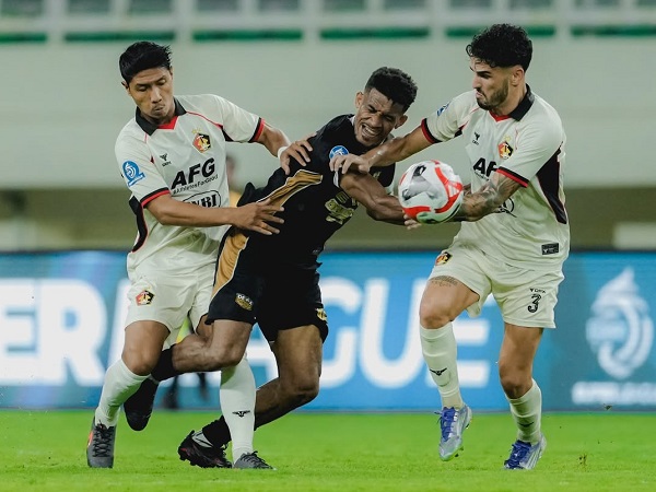 Gelandang Dewa United FC, Ricky Kambuaya di laga kontra Persik Kediri
