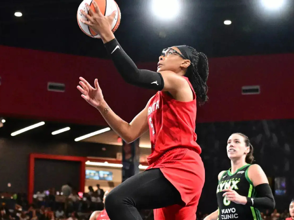 Allisha Gray (kiri) mencetak 27 poin saat Atlanta Dream meraih kemenangan 75-73 atas Minnesota Lynx pada Kamis (21/8) malam. (Foto: AP)