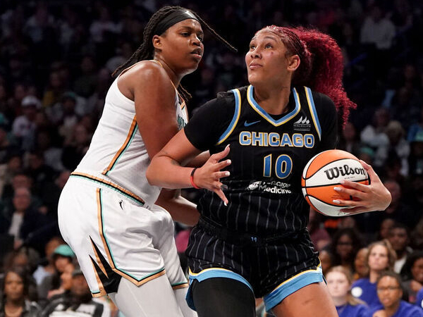 Kamilla Cardoso (kanan) mencetak 22 poin saat Chicago Sky mengalahkan tuan rumah New York Liberty 91-85 pada Kamis (21/8) malam. (Foto: AP)