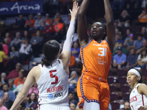 Tina Charles (kanan) mencetak 21 poin saat Connecticut Sun meraih kemenangan 67-56 atas Washington Mystics pada Kamis (21/8) malam di Uncasville, Conn. (Foto: AP)