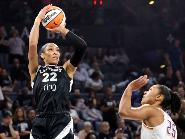 A’ja Wilson (kiri) mencetak 19 poin saat Las Vegas Aces meraih kemenangan 83-61 atas Phoenix Mercury pada Kamis (21/8) malam. (Foto: AP)