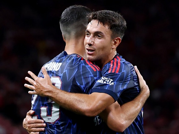 Mikel Merino dan Martin Zubimendi. (Foto: Yong Teck Lim/Getty Images)