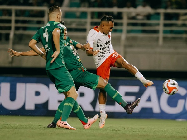 Winger Bali United, Irfan Jaya dikawal pemain bertahan Persebaya Surabaya