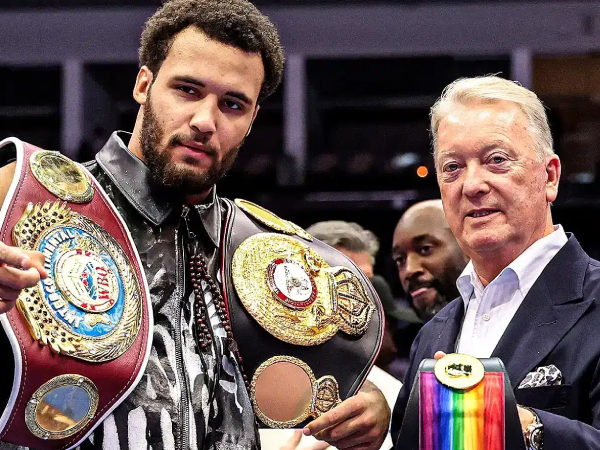 Frank Warren (kanan) dan Moses Itauma. (Foto: Fight TV)