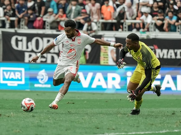 Pemain Malut United, Yakob Sayuri di laga kontra Persija Jakarta