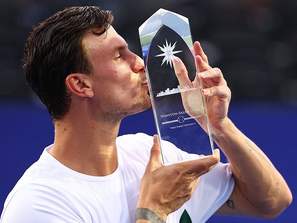 Marton Fucsovics Sabet Gelar Winston-Salem Open Usai Nyaris Terjadi Bencana