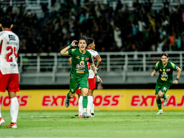 Gelandang Persebaya Surabaya, Fransisco Rivera merayakan gol ke gawang Bali United