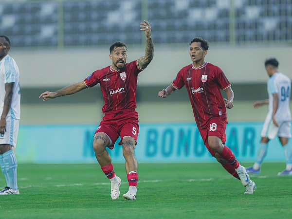 Pemain Persis Solo, Jordy Tutuarima mencetak gol penyama kedudukan kontra PSBS Biak