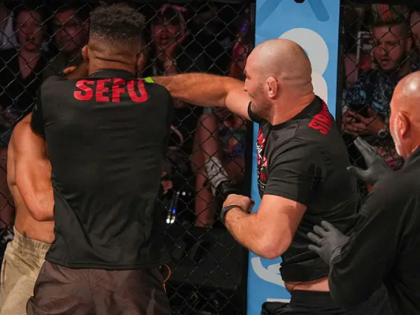 Sean Strickland (kanan) memukul Luis Hernandez saat pertarungan berakhir. (Foto: Fight TV)