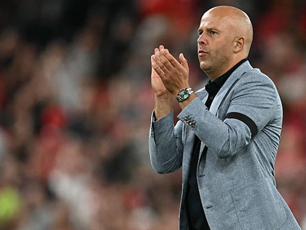 Arne Slot Enggan Bahas Isu Transfer Alexander Isak dan Marc Guehi
