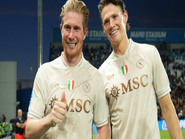 Saling sumbang gol di laga pembuka Serie A 2025/26, duet Scott McTominay dan Kevin De Bruyne dinilai bakal membuat pekerjaan Antonio Conte di Napoli menjadi lebih mudah / via Getty Images