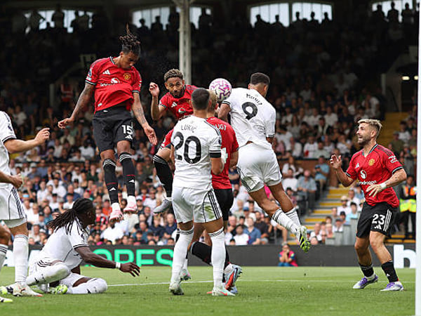 Fulham Protes Gol Kontroversial Manchester United di Craven Cottage