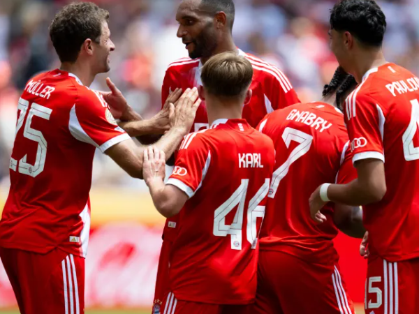 Thomas Muller dan Lennart Karl Bersama Pemain Bayern Munich Lainnya Merayakan Gol (Sumber: Sven Hoppe/picture alliance via Getty Images)