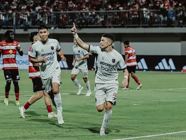 Penyerang Persita Tangerang, Andrejic Aleksa merayakan gol ke gawang Madura United