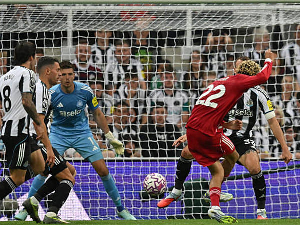 Arne Slot Akui Tak Lihat Gol Kedua Liverpool ke Gawang Newcastle