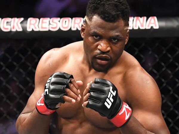 Francis Ngannou, meskipun masih mentah di ring, menunjukkan mampu menahan pukulan dan memberikan pukulan yang bisa mengubah jalannya pertarungan. (Foto: Fight TV)